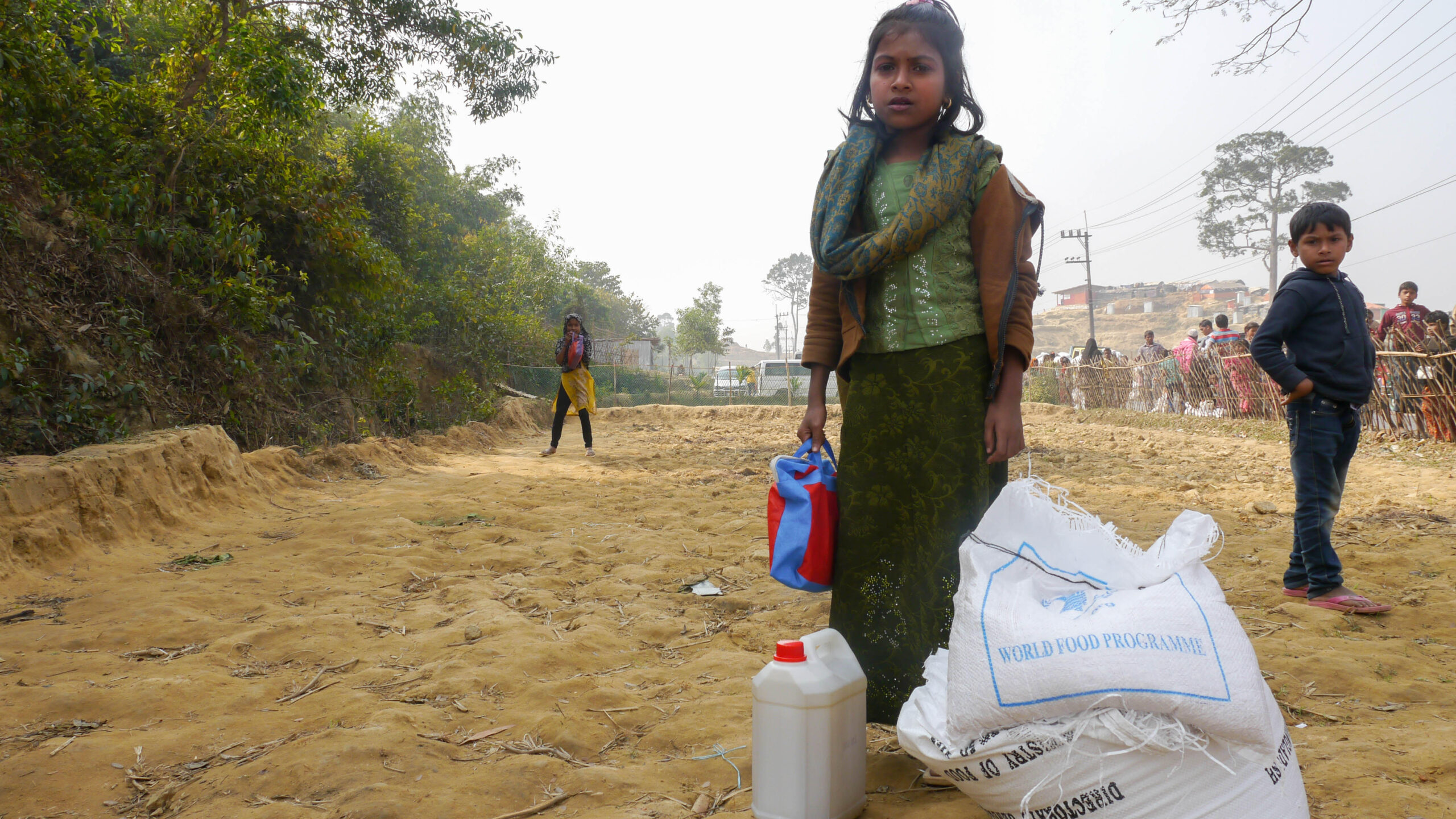 rohingya girl carrying food