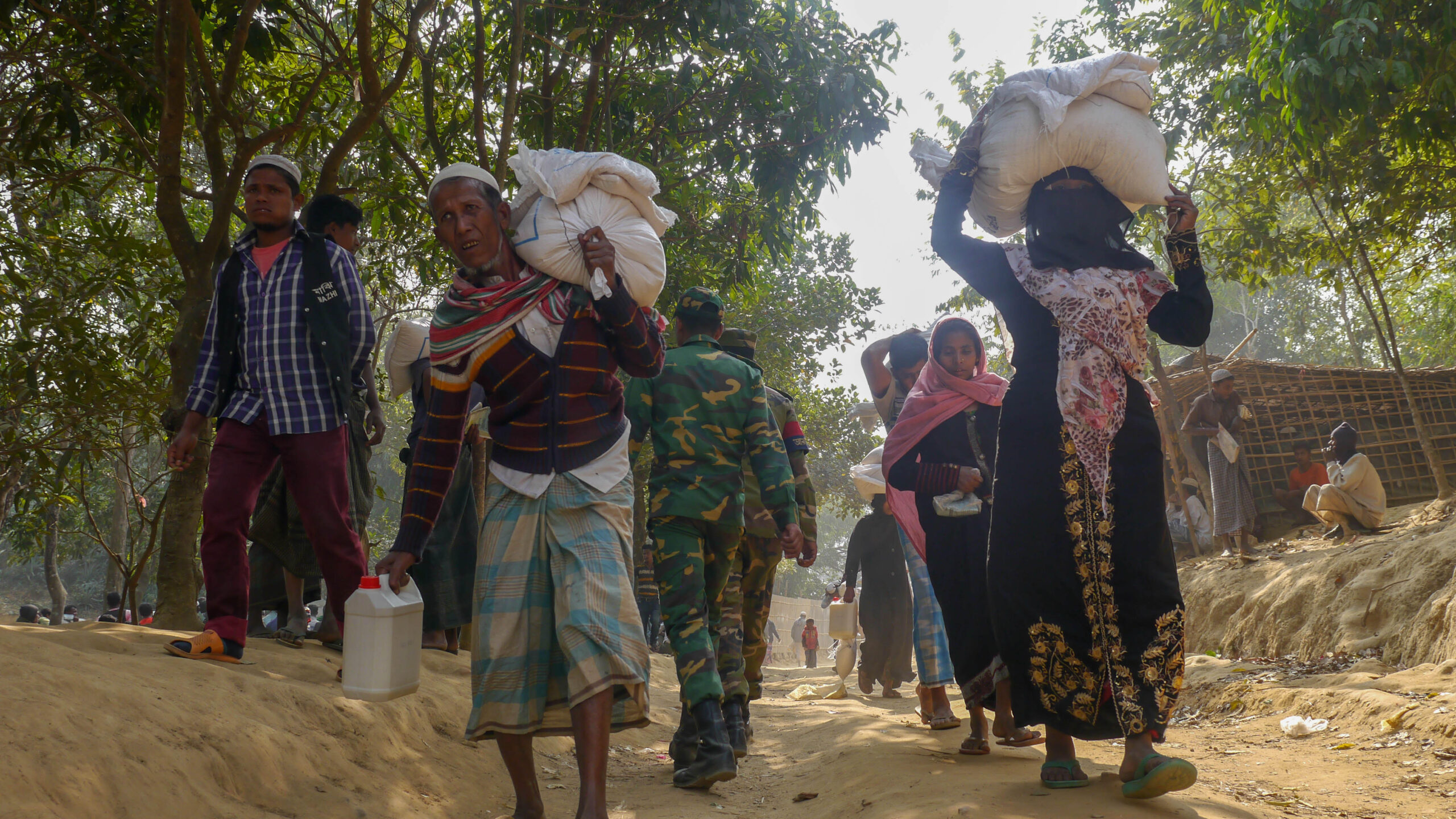 Rohigyas carrying supplies