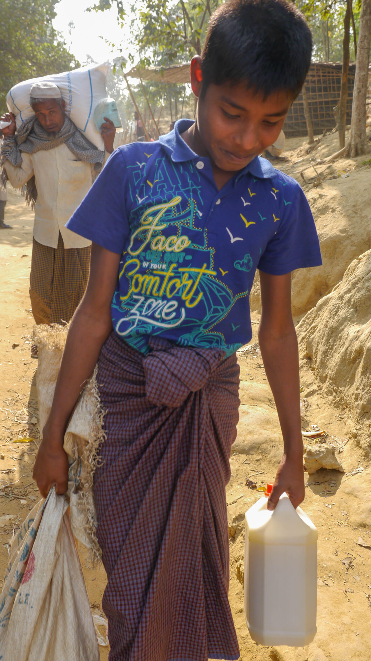 Rohingya kid carry supply